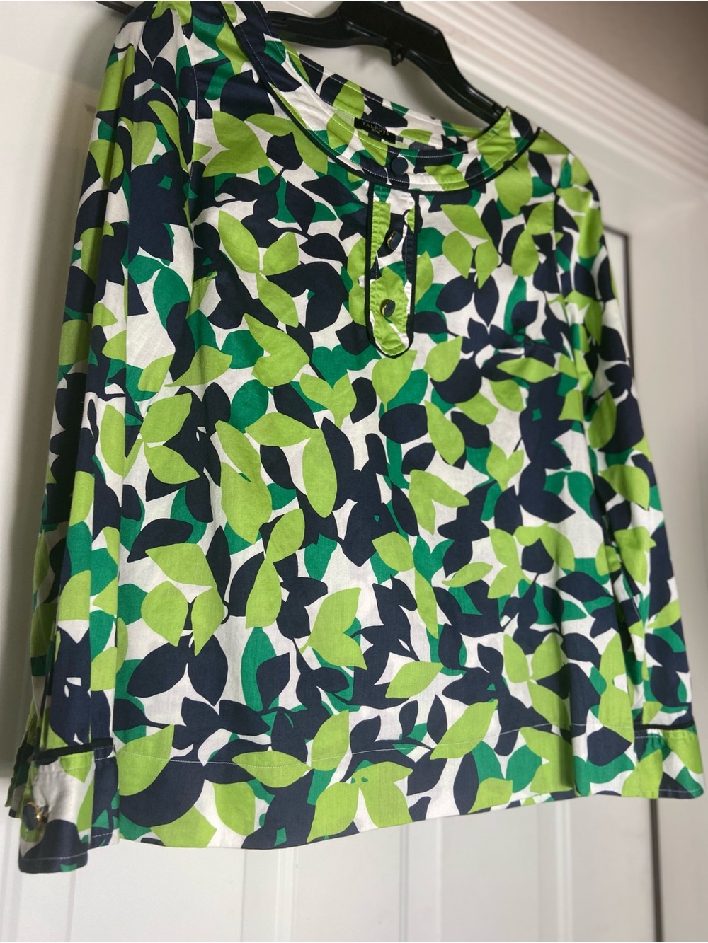 Talbots~Vibrant~100% Cotton~Leaf Pattern~Top~Button Detail~Long Sleeve~Size 8P